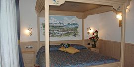 camera superior con letto a baldacchino