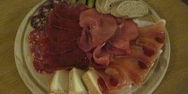 tagliere tipico di salumi